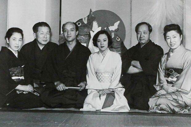 山口は31歳のとき米国で知り合った彫刻家のイサム・ノグチと結婚。東京・白金台の料亭で行われた結婚披露パーティーでは、洋画家の梅原龍三郎夫妻が媒酌人を務めた