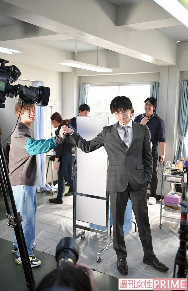 先輩後輩のアツイ挨拶で撮影開始　撮影／渡邉智裕