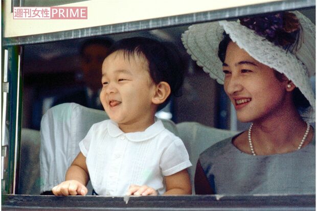'61年8月。夏休みを軽井沢で過ごされた美智子さまと浩宮さま（現・天皇陛下）。移動の電車内