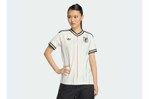 サッカー日本代表アウェーユニホーム（アディダス公式サイトより）