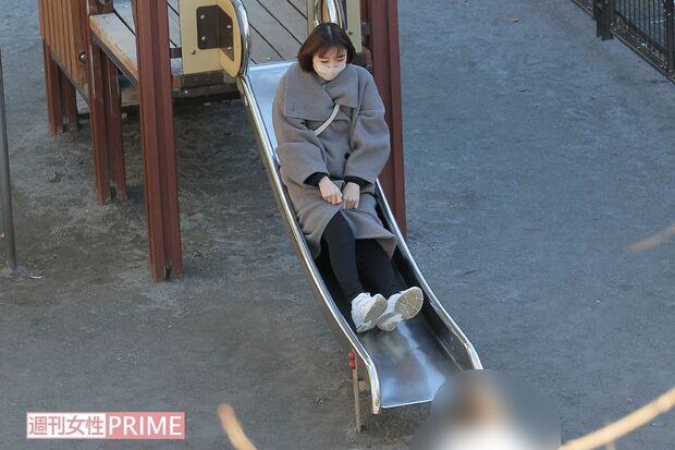 12月25日、自宅近所の公園に娘を連れて現れた篠田麻里子