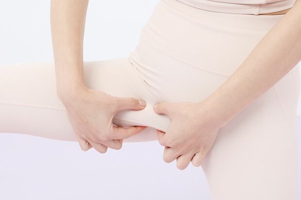 恥骨筋を揉みほぐす　写真提供／山上 忠