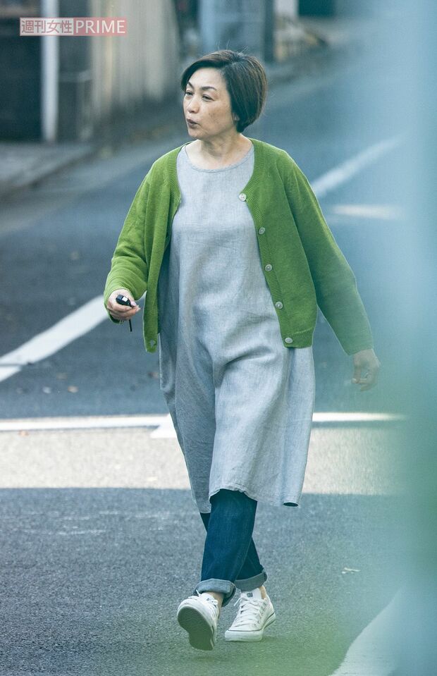 2022年5月、自宅付近を歩く香坂みゆき。清水圭の姿は見当たらず