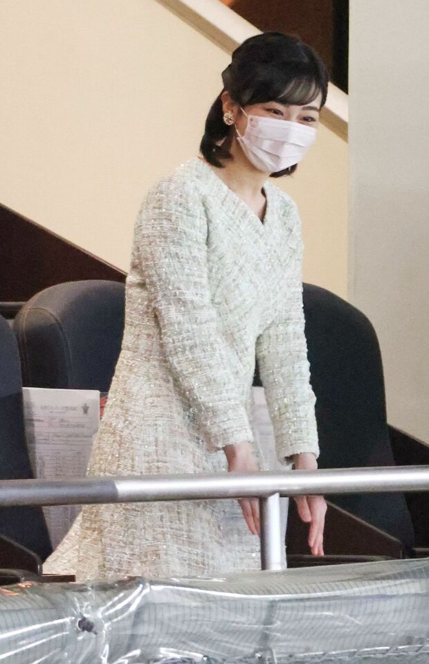 4月2日『第24回全国高等学校女子硬式野球選抜大会・決勝戦』に出席された佳子さま。オーロラのツイードワンピースで