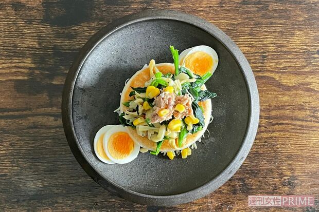 肉まんの上に（4）を盛り付け、玉子やツナも盛り付け完成！