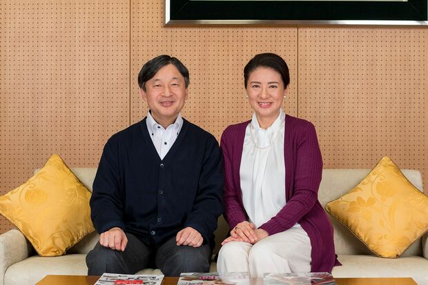 パープルのカーディガンに真珠のネックレスを合わされて（12月4日撮影）