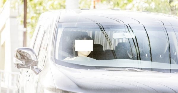 事務所の車に乗って帰宅した向井。後部座席でメガネをかけてマスクを着用