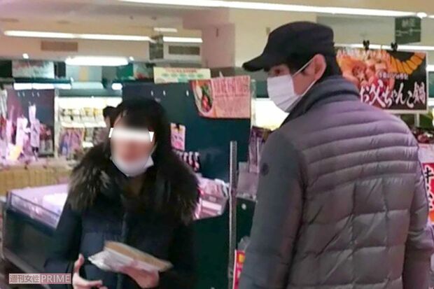 1月中旬、彼女らしき女性と一緒にスーパーで買い物