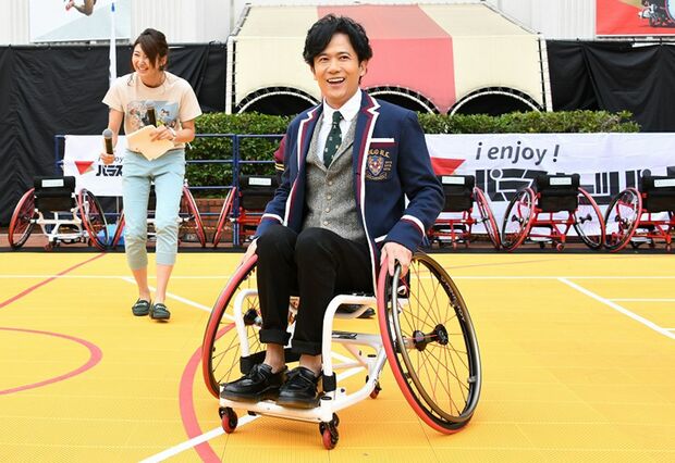 パラスポーツを体験！　イベントはテレビで生中継。なかなかゴールが決められない稲垣は「すみません！　生放送なのに（笑）」パラ・パワーリフティングに挑んだ草なぎは顔が真っ赤に。持ち上げたときの顔を、選手間では“いきみ顔”と呼んでいるそう（『NSTまつり2018』より）