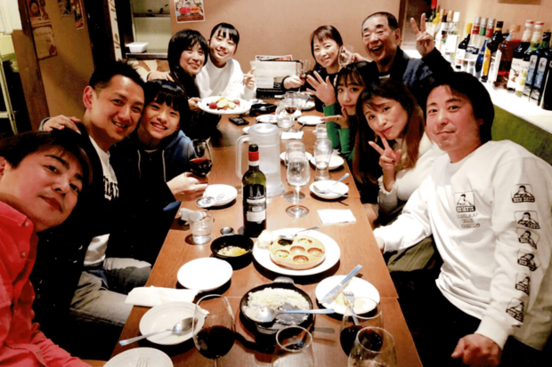 好楽ファミリー勢ぞろい。左手前から2人目が好楽の長男、落語家の三遊亭王楽