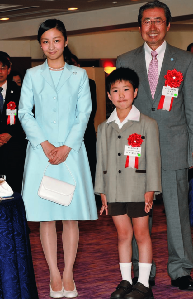 船で開催されたご公務には、海を連想させる淡い水色でまとめたコーディネートで参加された。海底広域研究船「かいめい」進水式（2015年6月7日）写真／JMPA