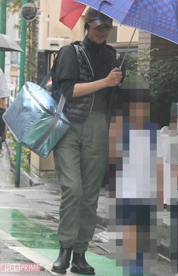 笑顔を浮かべ長男に話しかける小雪