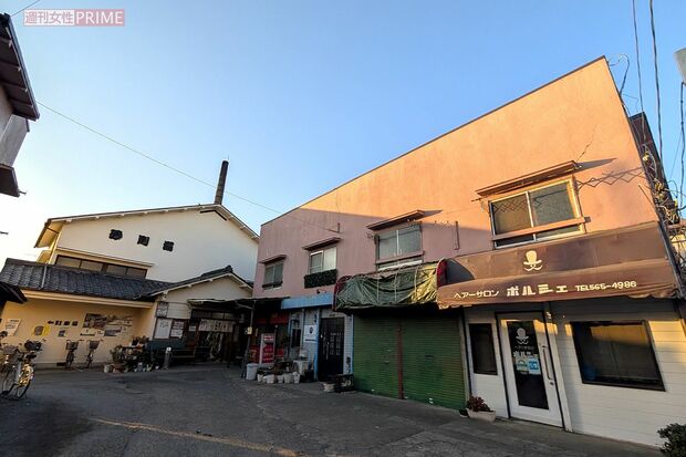 村山すずらん通り商店街周辺にはほかにもロケで使用された銭湯のほか、味のあるスナックも　撮影／編集部