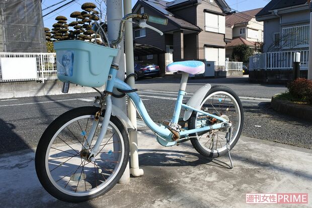 ディズニーキャラクターが描かれた心愛さんの自転車。カギは固くさびついていた