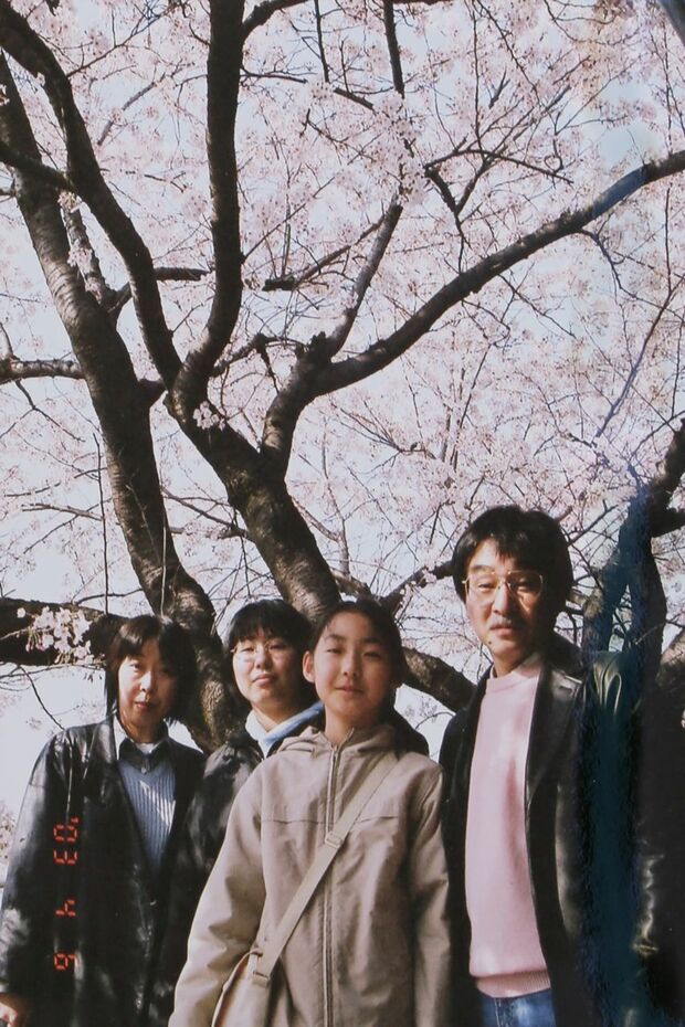 ５年前、花見に行った際の家族写真。（左から）妻、長女、次女、村林さん
