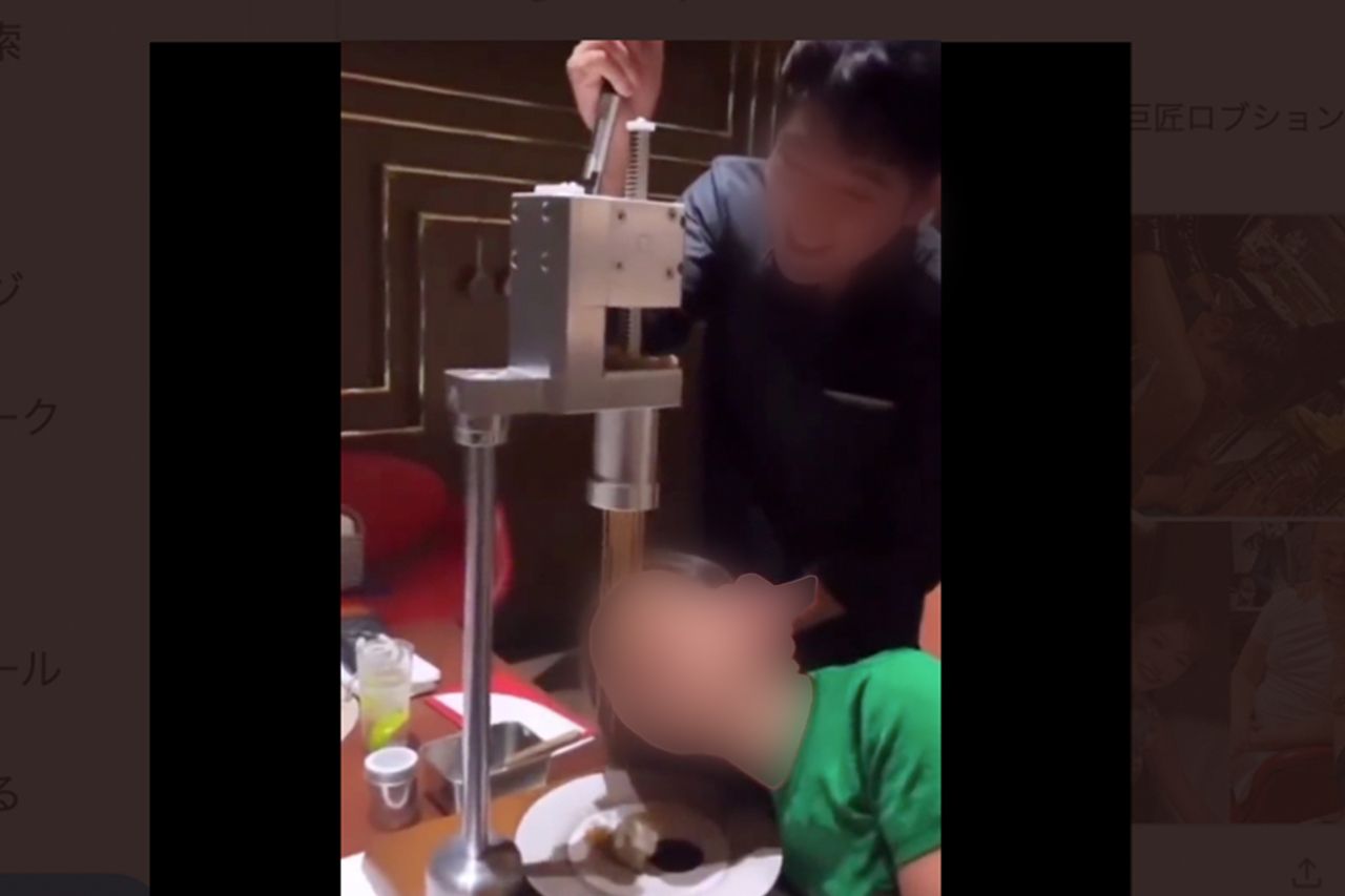 慶応　レイプ　流出 日本を代表するシェフ、完全紹介制の店内で“顔面モンブランぶっかけ”動画が流出！ 奇行のウラに“ハーフモデル妻”との死別（3ページ目） |  週刊女性PRIME