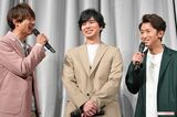 笑顔で『嵐』を語る相葉雅紀（左）、松本潤（中央）、大野智（右）『嵐 活動休止表明会見』にて