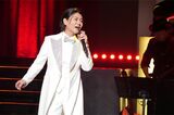 『東京キッド』『真赤な太陽』などの美空ひばりメドレーは、昨年末の『NHK紅白歌合戦』で着た衣装で