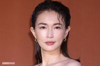 長谷川京子「目のやり場に困る」背中パックリな大胆ドレス姿を披露…アラフィフ間近も止まらぬ“美魔女”ぶ…
