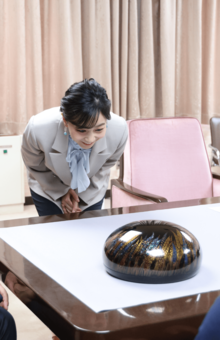 石川県立輪島漆芸技術研修所を訪れ、能登半島地震で被災した漆芸家らに「どのようにお過ごしですか」などと声をかけた(2025年4月17日)