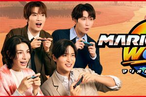 ゲームに夢中になって肘が上がる目黒蓮(任天堂公式HPより)