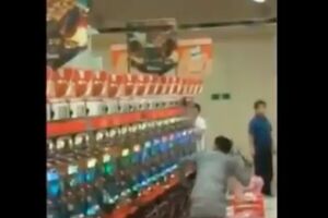 パチンコ台を持参したハンマーで殴打する当時52歳の無職の男性（拡散されたSNSより）