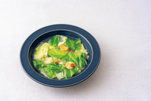 キャベツのペペロンチーノスープ（料理考案・調理／柳井泉　撮影／有光こうじ写真事務所）