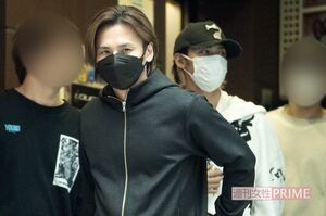 2022年10月下旬の午前７時、“白黒コーデ”で合コン会場のバーを後にする堂本光一と上田竜也