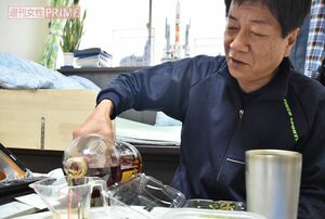4リットルのウイスキーを片手に取材を受けてくれた“ハイリスク飲酒者”の石井さん