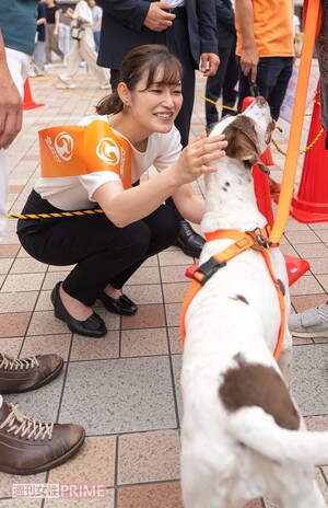 街頭演説後、有権者の飼い犬と触れ合う参政党「さや」氏（7月12日）