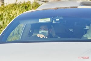 超高級電気自動車SUVで子どもを送り届けに来た石田純一