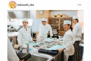 魚をさばくシーンも完璧にこなすファーストサマーウイカ（『時すでにおスシ!?』公式インスタグラムより）