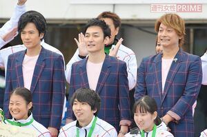 最後は出場選手らと記念撮影をパシャリ。選手らの目をしっかり見つめ、熱い握手を交わす3人の様子が印象的だった