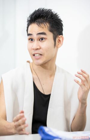 「バイオリンは家族のおかげ、自分の力で身につけたのはトークだけ」と笑わせる　撮影／廣瀬靖士