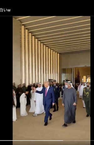 UAE訪問のトランプ大統領を頭を振り回して歓迎する現地の若い女性たち（Xより）