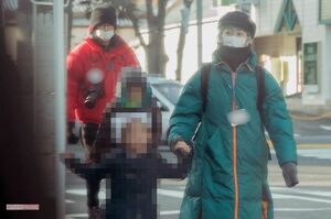 一眼レフを首から下げた瑛太・木村カエラ夫妻（'19年2月）