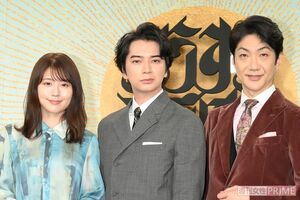 NHK大河ドラマ『どうする家康』初回試写会での3人（左から）有村架純、松本潤、野村萬斎