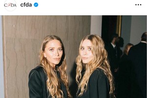 オルセン姉妹（'19年）。ブランドは大成功でアメリカファッション協議会（CFDA）による表彰をたびたび受けている（CFDAのインスタグラムより）