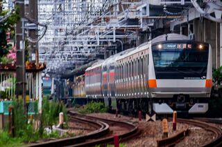 【運転士が走行中に喫煙】乗客200人を乗せて“喫煙”する運転士が物議「昭和なら…