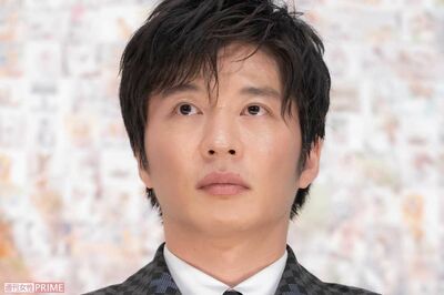 田中圭、永野芽郁が降板ラッシュの一方で“笑顔のWピース”主演舞台で見せた「鋼のメンタルすぎ」姿に唖然