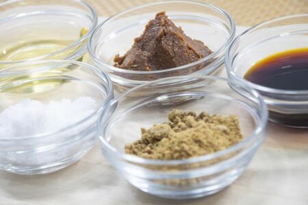 しょうゆやみそ、砂糖やみりんなど、和食に使われる調味料は糖質、塩分が多く、とりすぎてしまう傾向　※写真はイメージです