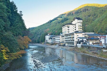 山間に存在するいで湯。湯の峰温泉、川湯温泉、渡瀬温泉の3つの温泉からなる
