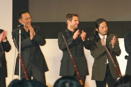 ’03年の映画『ラストサムライ』のジャパンプレミアではトム・クルーズを挟んで渡辺謙と真田広之