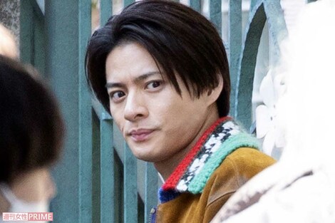 平野紫耀、パリ訪問のオフショットで公開したジャージ&“ハンチング帽”姿が「競馬好きのおじさん」まさかの反響