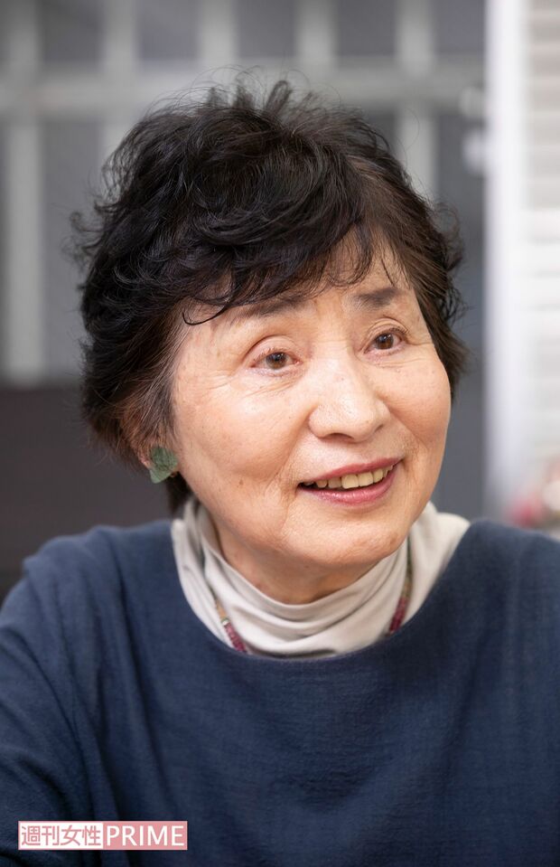 新聞を隅々まで読むことが日課の松田さんはLGBTのニュースをヤヱさんに教えることもあった　撮影／齋藤周造