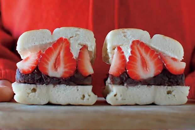 米粉のベーグルによく合う大人気な一品。「粒あんマスカルポーネと苺」800円