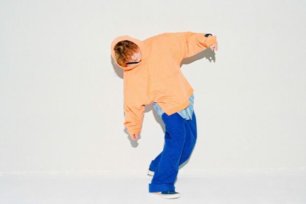 Vaundyのトレードマークはパーマヘアと丸メガネ（公式HPより）