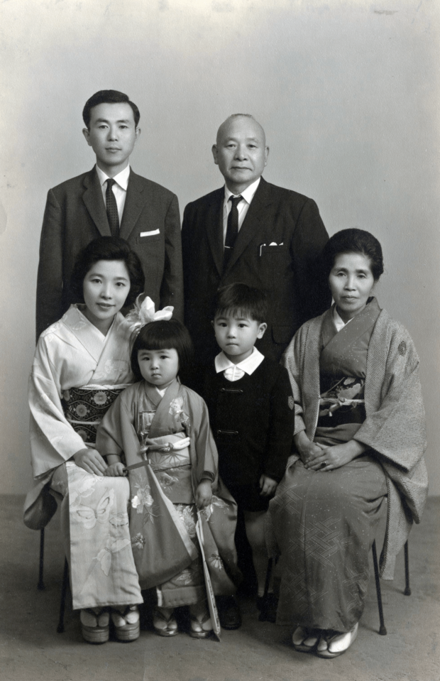 専業主婦だったころ。後列左が夫。父母、長女、長男と