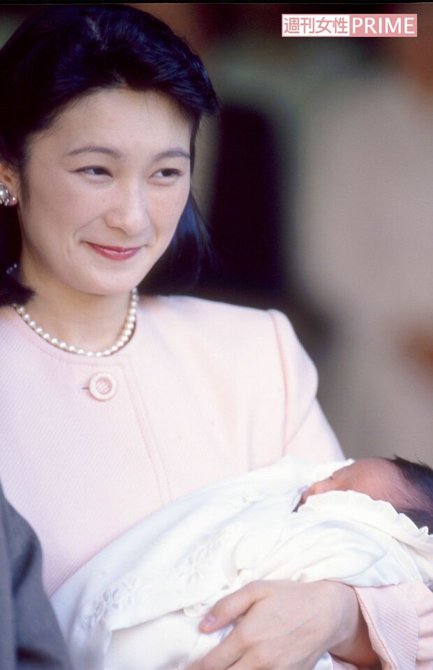 1994年12月29日にご誕生。身長50.5㌢、体重2766㌘。秋篠宮さまは「心身とも佳い子に育ってほしい」との願いから「佳子」と命名された