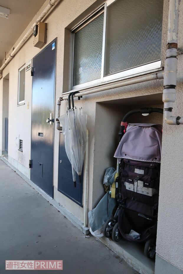 容疑者のアパートの玄関脇に置かれていたベビーカー